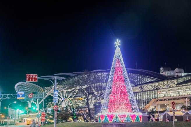 台中市「2020台中好YA誕」，耶誕主樹「禮讚之樹」以9999朵彩結組成，浪漫亮麗。（台中市府提供／陳淑芬台中傳真）