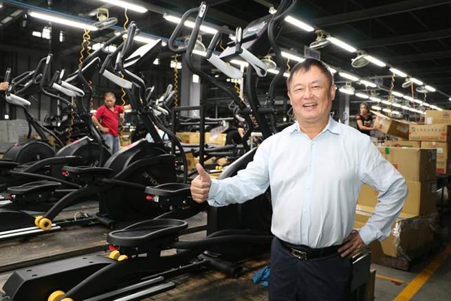 因Sole健身器材订单大增，岱宇国际董事长林英俊，还亲自巡视彰化全兴厂的Sole生产线。图／刘朱松