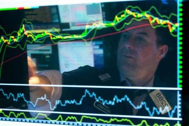 達里歐認為，在資金氾濫下，美股本益比將達50被不是問題。(圖/美聯社資料照)