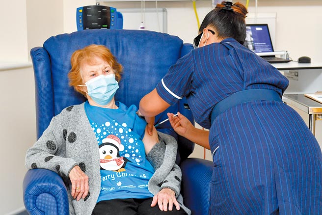 91岁的英国阿嬷基南，是全球首位接种辉瑞疫苗的人。图／路透