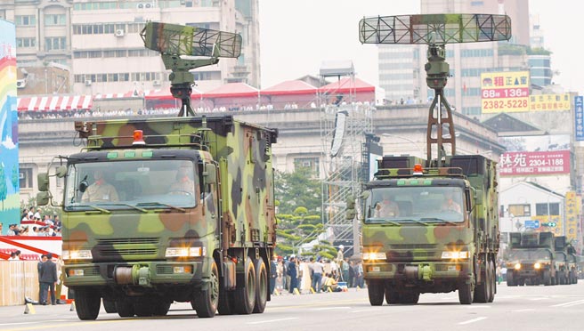 美国务院批准售台「野战资讯通信系统」。图为我海军的「机动雷达车」，为自制长距离通讯连网装备。（本报资料照）