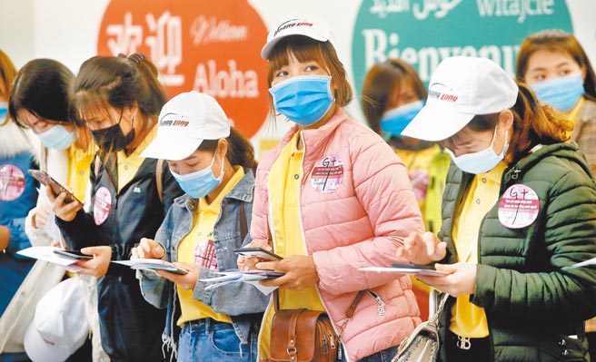 近日发生移工在自主健康管理期间混居一事，引发外界疑虑，劳动部表示，将建立「自主健康管理通报系统」，预定本周上线，强化移工自主健康管理机制。图为一群移工在桃机准备通关入境。（本报资料照片）