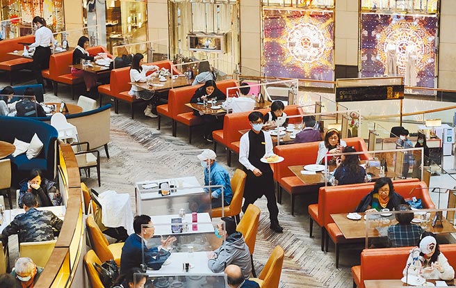 美国联邦眾议院全院7日一致通过《香港人自由和选择法案》（Hong Kong People’s Freedom and Choice Act），将为受到政治迫害的香港人士提供庇护。图为香港中环一间正在提供堂食的餐厅。（中新社）