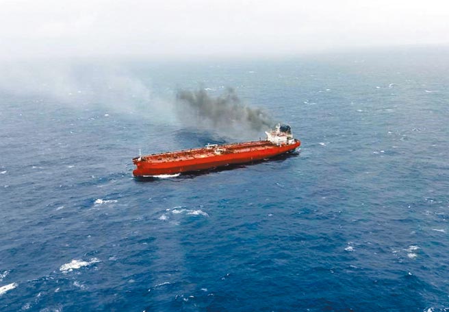 賴比瑞亞籍油輪8日上午在蘭嶼外海失火，空勤總隊第3大隊第3隊黑鷹直升機前往救援，吊掛船上8名船員上岸。（海巡署提供）