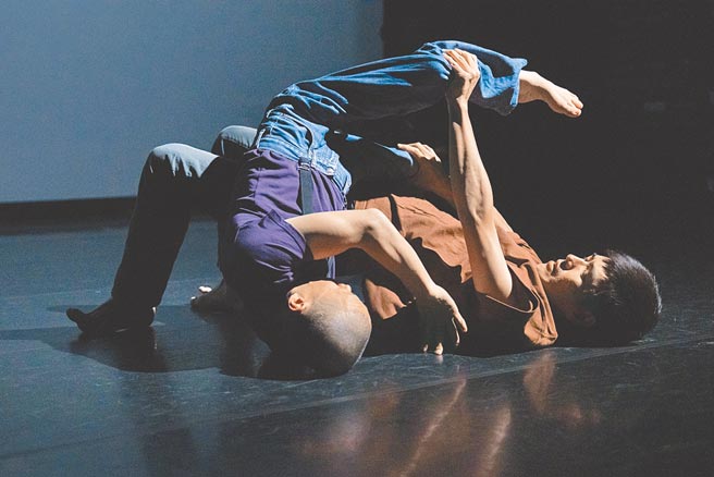 编舞家周书毅（下），近期和剧场人郑志忠（上）合作编舞，推出作品《阿忠与我》，舞动生命平权，以及探讨生命的依存关系。（国家两厅院提供）