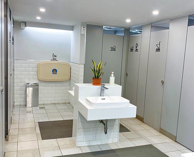 新北市秘书处推动性别友善如厕空间，将市民广场公厕男女分侧墙面打通，强调不分性别、年龄，都是同一入出口。（新北市环保局提供／王扬杰新北传真）