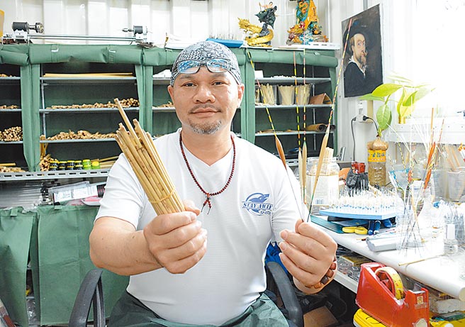 劉慶鴻利用屏東甜根子製作頂級浮標，誓言效法職人精神，一生做好一件事。（林和生攝）