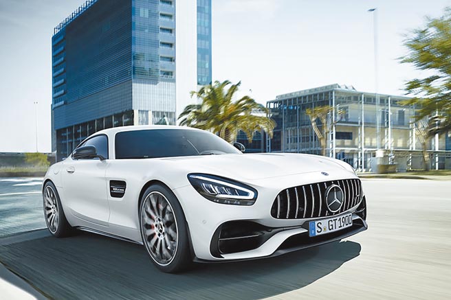 Mercedes-AMG全新GT家族动力升级，530hp最大马力超越改款前GT S车型，0-100km/h加速仅需3.8秒，售价697万元起。（台湾宾士提供）