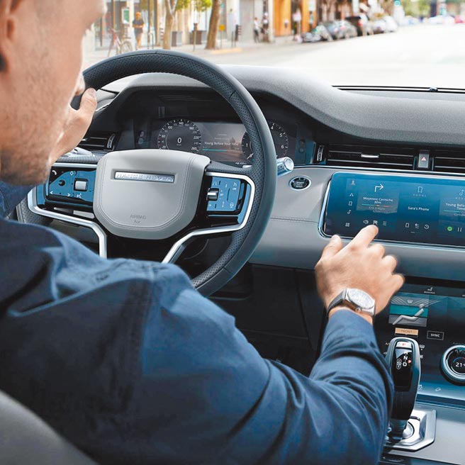 2021年式Range Rover Evoque採用全新仕样方向盘，并搭载Pivi Pro智慧科技介面，完美整合导航、电话、多媒体以及车辆各项控制功能。（Jaguar Land Rover Taiwan提供）