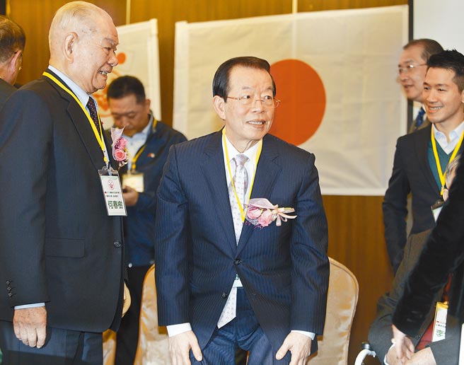 驻日代表谢长廷（中）5日出席「2020高座台日交流大会」前受访表示，CPTPP是高标准的自由贸易组织，因此若对食品未採取国际标准，「当然是会有影响」，日方没有这样说，「但我个人觉得都有关系」。（张铠乙摄）