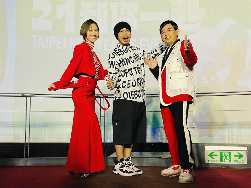跨年晚會主持人LuLu穿著全身紅套裝長裙出席記者會，被主持人笑稱「像條辣椒」。（吳康瑋攝）