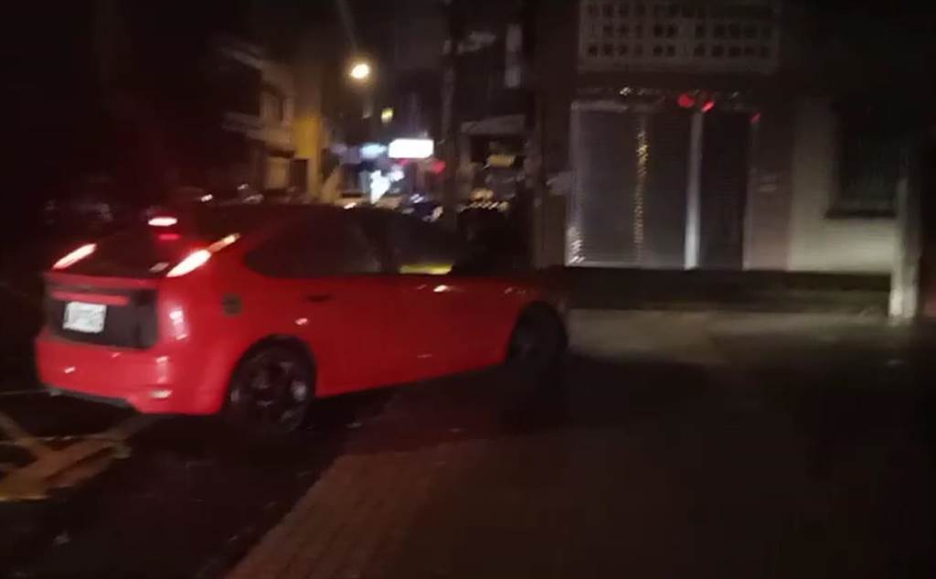 籍姓男子用於逃亡的紅色自小客車，10日凌晨扣回竹北分局。（翻攝照片／莊旻靜新竹傳真）
