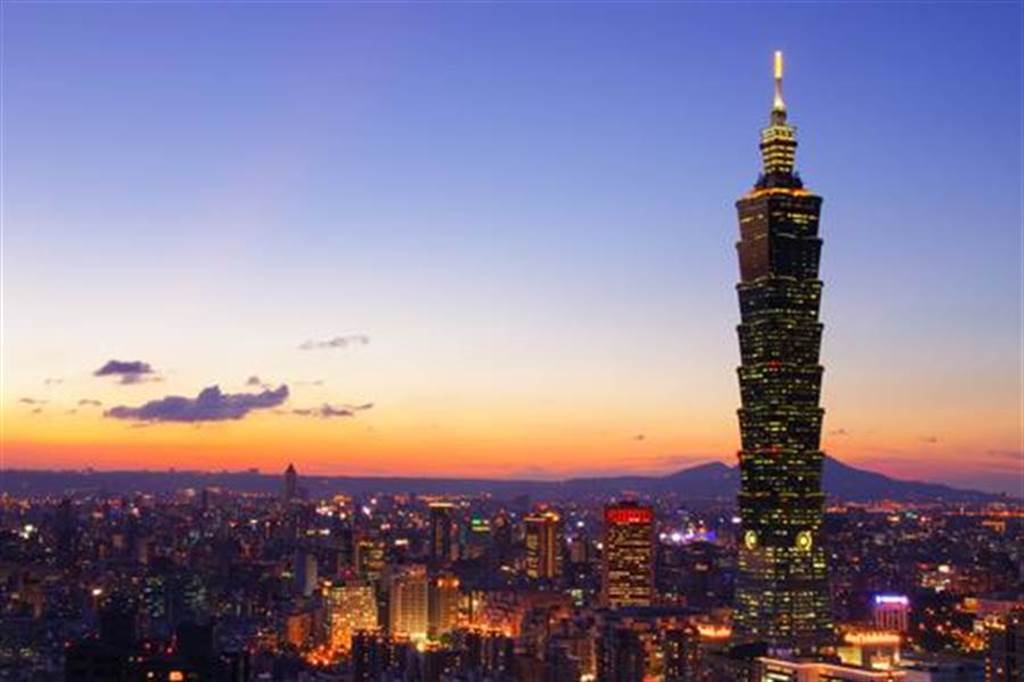 謝金河認為，在疫情席捲全球的烏雲罩頂下，台灣經濟出現兩個不可思議。（示意圖/達志影像/shutterstock）