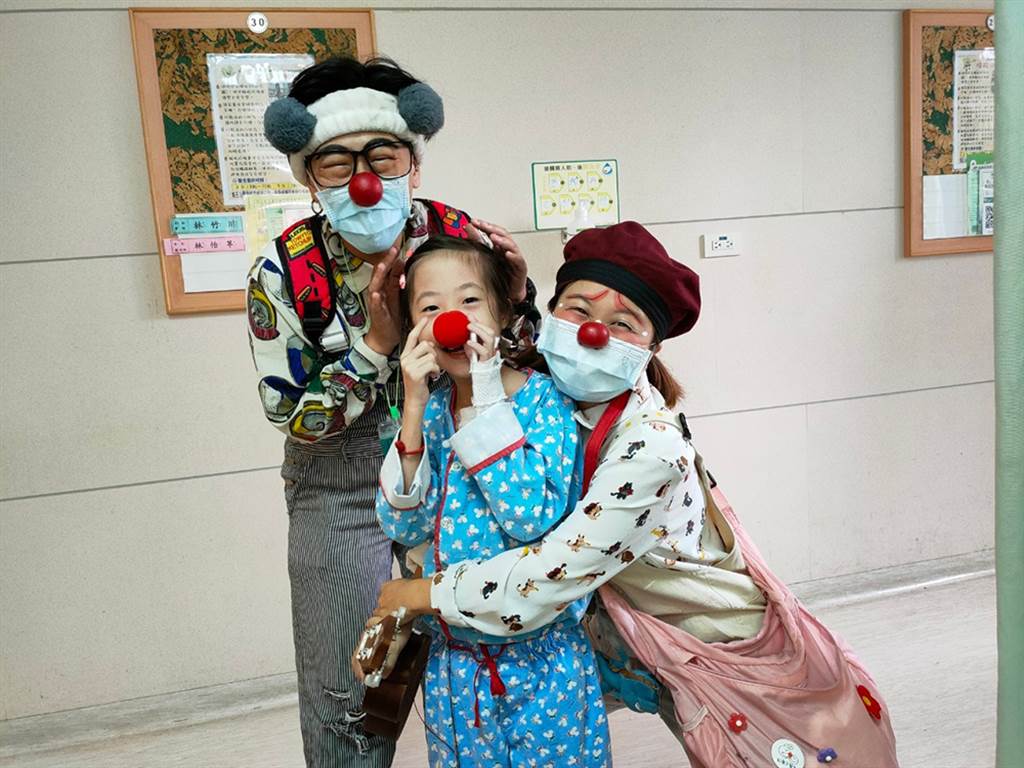 在醫院治療的病童開心期待著紅鼻子醫生來巡房。（照片提供/紅鼻子關懷小丑協會）