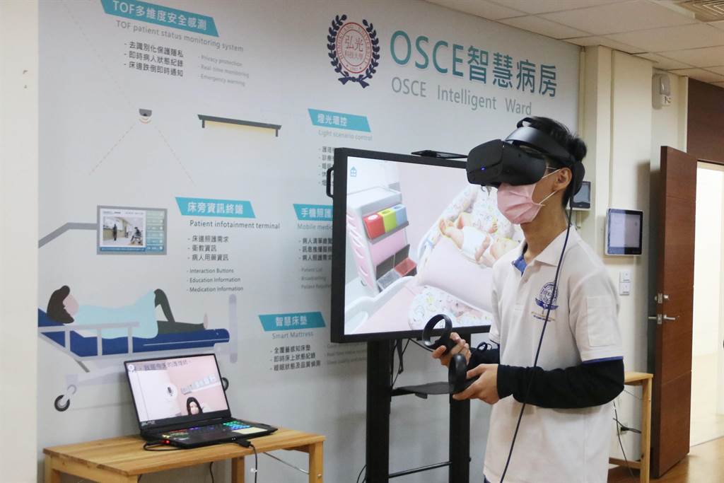 弘光科大集結最新智慧醫療設備，用VR設備進行教學。（陳淑娥攝）