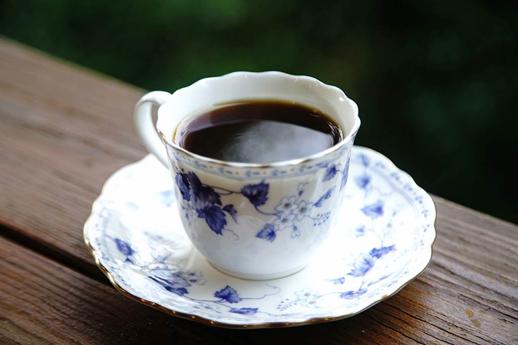 老三咖啡館自種自烘的咖啡有「龍眼咖啡」之稱，咖啡透著龍眼果香餘韻。（攝影/曾信耀）