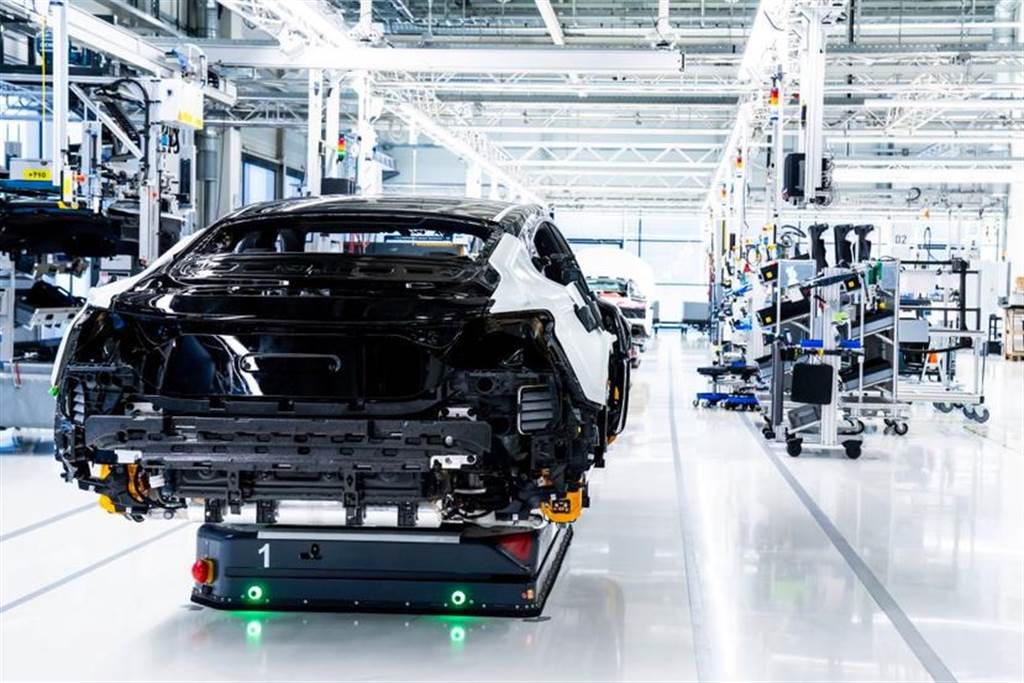 Audi e-Tron GT 電動跑車在德國工廠開始生產，使用 100% 綠色電力