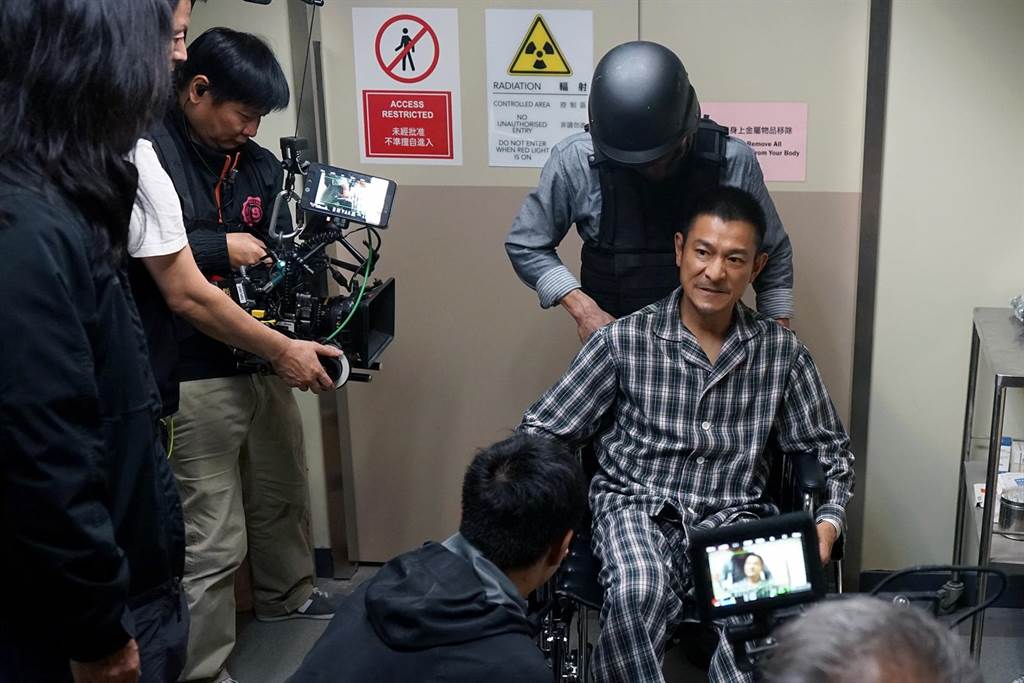 劉德華拍《拆彈專家2》吃足苦頭，電影決定提前於跨年檔期12月31日上映。（華映娛樂提供）