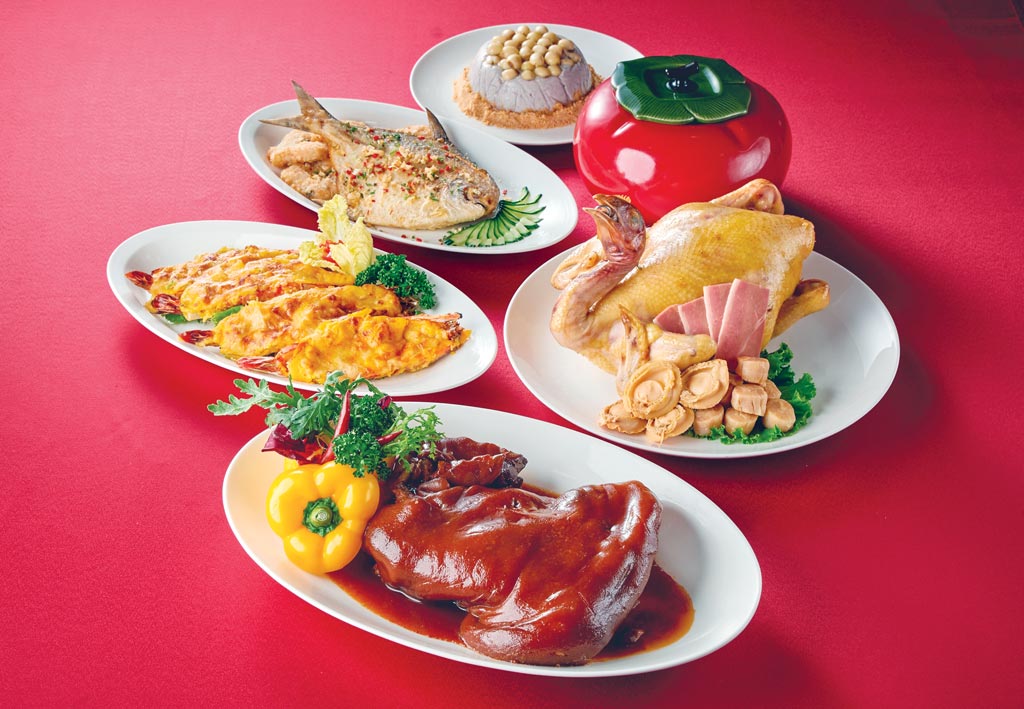 台北福華飯店除了六人份年菜套餐，今年新推出四人份的賜福套餐，每份5,288元，適合小家庭圍爐。圖／業者提供