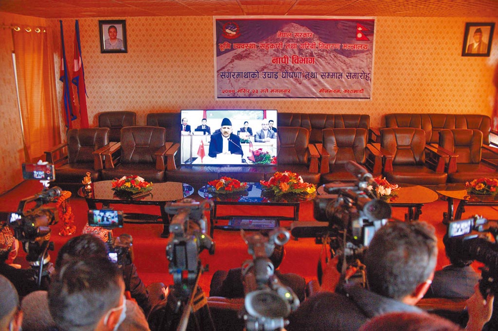 中尼8日共同宣布珠峰新高程，在尼泊爾加德滿都舉行的視訊發布會上，尼外交部長賈瓦利發表演講。（新華社）