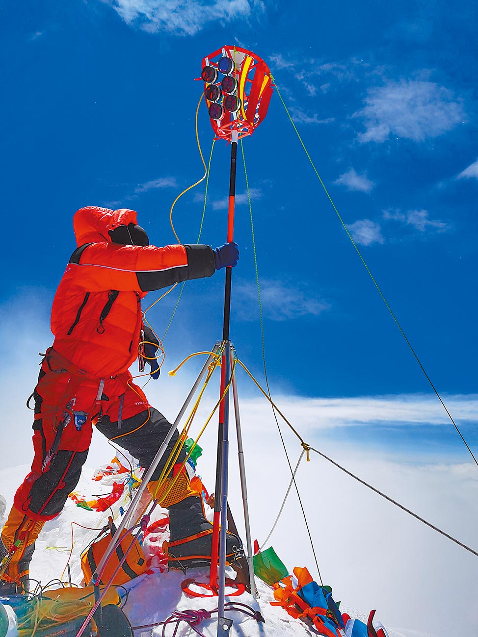 5月27日，2020珠峰高程測量登山隊隊員在珠穆朗瑪峰峰頂開展測量工作。（新華社）