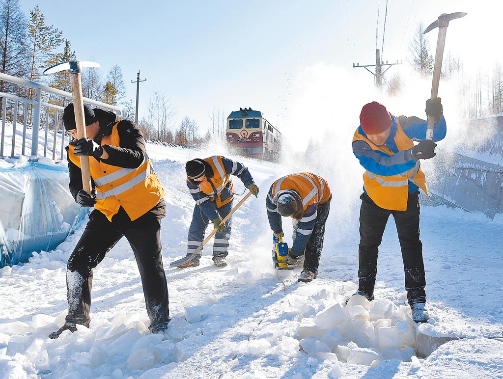 黑龍江鐵路工人在雪天進行隧道除冰作業。（新華社資料照片）