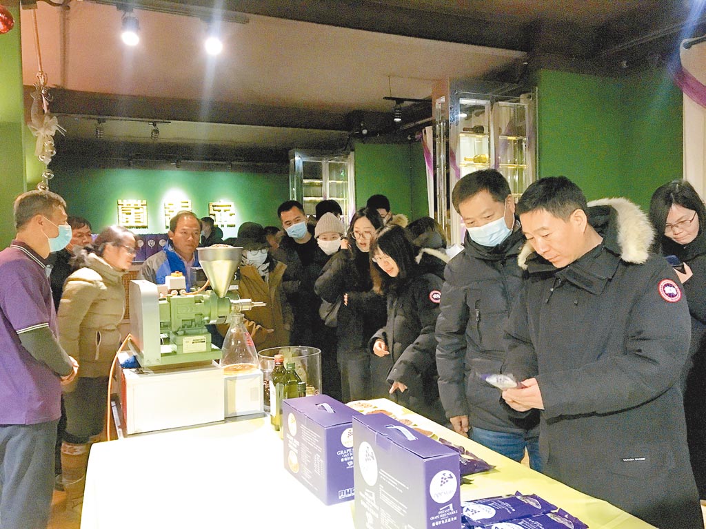 參訪團一行參觀瞭解葡緹泉公司的葡萄籽相關產品。