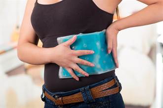 腰痠背痛應冰敷還是熱敷？ 專科醫師揭正確時機