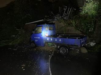 基隆中山區太白里土石崩落 5車遭壓毀、電塔倒塌