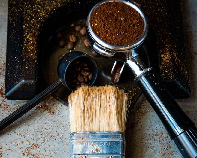 喜歡從磨豆開始煮咖啡的人，個性往往比較獨立。(示意圖/Unsplash)