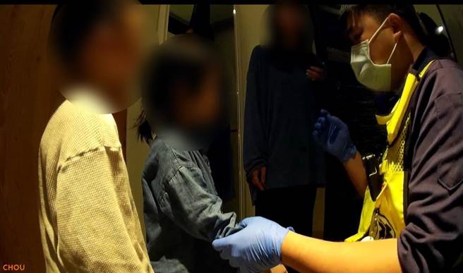 台中市四歲幼童調皮誤吞硬幣，暖警協助送醫。（警方提供／陳世宗台中傳真）