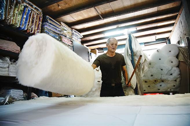 陳君明透露，橫向、縱向鋪棉，交叉鋪層，正是手工棉被無法被機器取代的關鍵技術。（攝影/曾信耀）