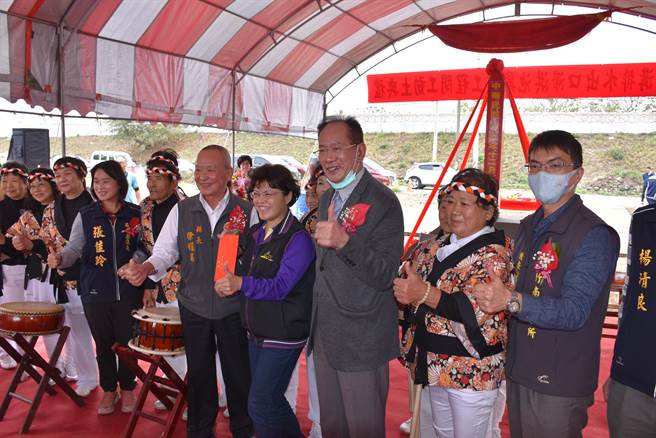 立委陈超明获得交保后，10日上午偕同苗栗县长徐耀昌一同参加竹南蚬仔沟滞洪池开工典礼。（谢明俊摄）