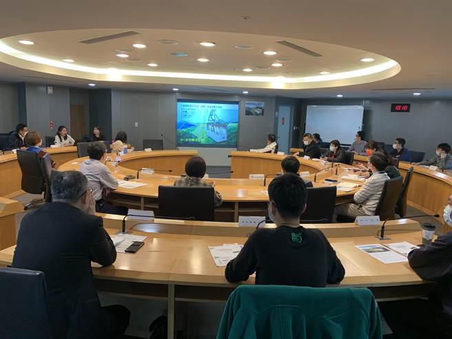 新北市拟遵循日月潭缆车的BOO模式，启动八里缆车兴建计画，今举办首场说明会，吸引10多家厂商出席。（许哲瑗摄）