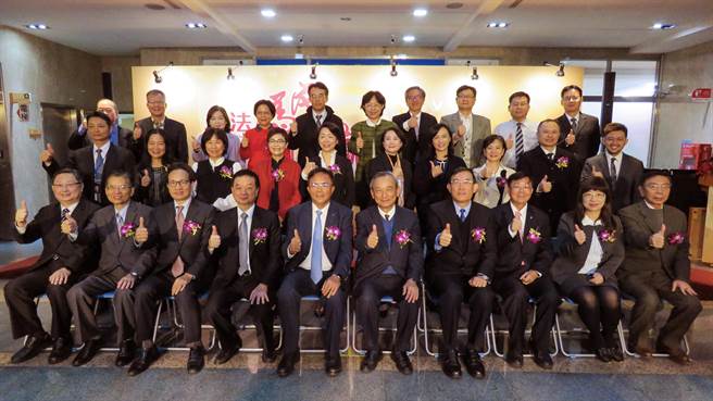 法務部行政執行署士林分署舉辦「執法為民、共創雙贏」檔案展。（圖／士林分署提供）