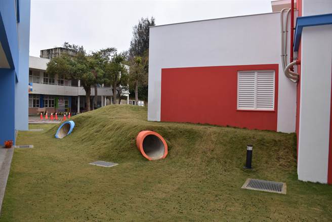 後龍海寶國小新校舍設有模仿天線寶寶的攀爬隧道。（謝明俊攝）