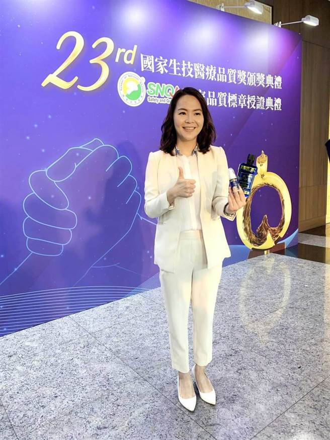 「水神漱口水」今年榮獲SNQ國家品質標章認證，是目前全台唯一獲頒此認證的漱口水。（李柏澔攝）