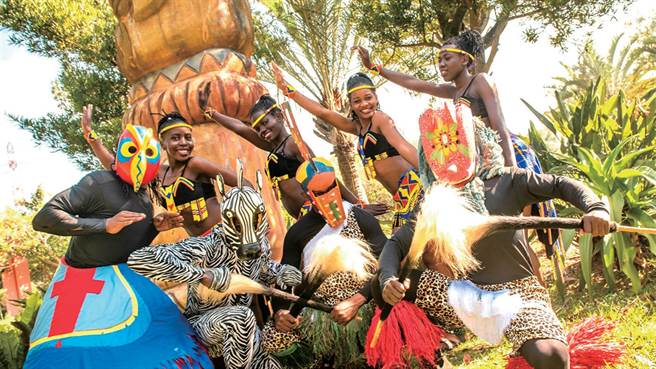 满足渴望出国探险的心，不用搭飞机也能圆梦踏上非洲草原，近距离感受长颈鹿、犀牛、环尾狐猴等非洲动物的鲜活生命力。(图/六福庄．关西提供)