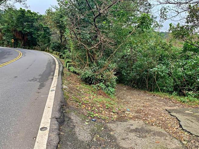 金包里大路上分岔，往荒煙蔓草處的黃箭頭指標前行至森林野溪。(圖/行遍天下提供)