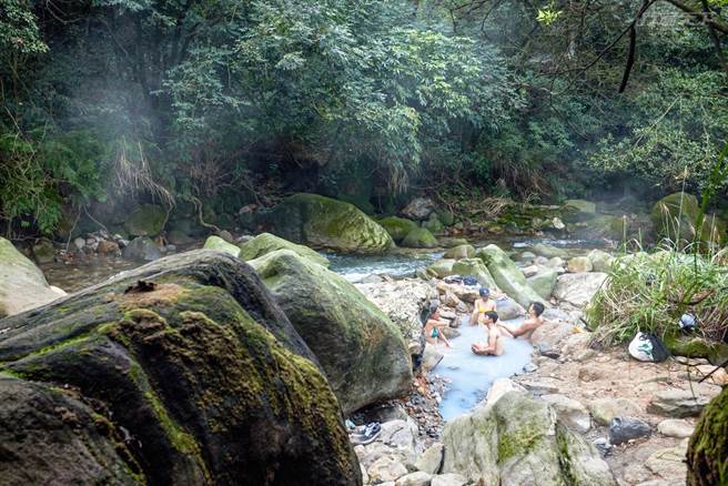 以天地為家，在林間瀑布秘境中享受陽明山裡下七股野溪溫泉的牛奶浴。(圖/行遍天下提供)