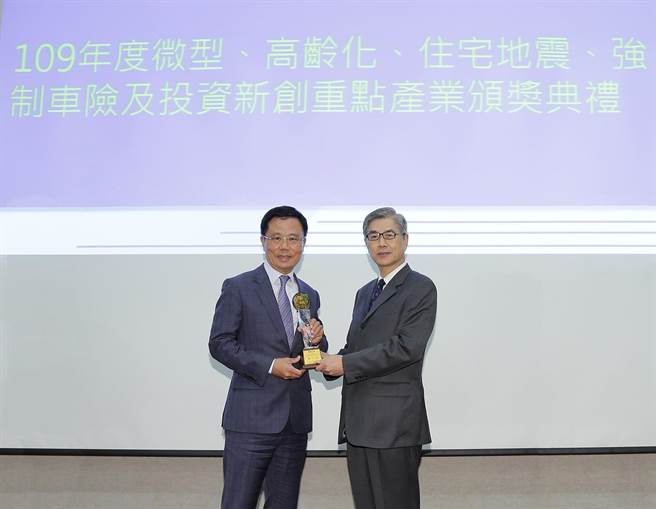 国泰人寿总经理刘上旗（图左）从金管会主委黄天牧（图右）手中领取109年度微型保险竞赛的第一名，展现国寿积极响应政策推动，并发挥影响力。（国泰人寿提供）