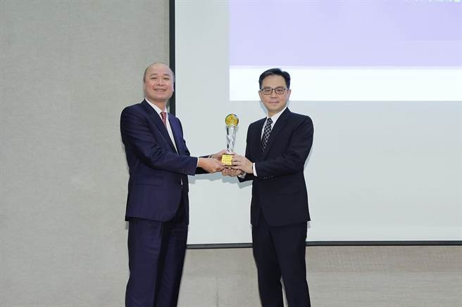 国泰人寿资深副总经理吴俊宏（图右）今日出席金管会举办的「109年度保险竞赛颁奖典礼」，由金管会副主委许永钦（图左）颁发小额终老的「友善高龄奖」，肯定国寿优异表现。（国泰人寿提供）