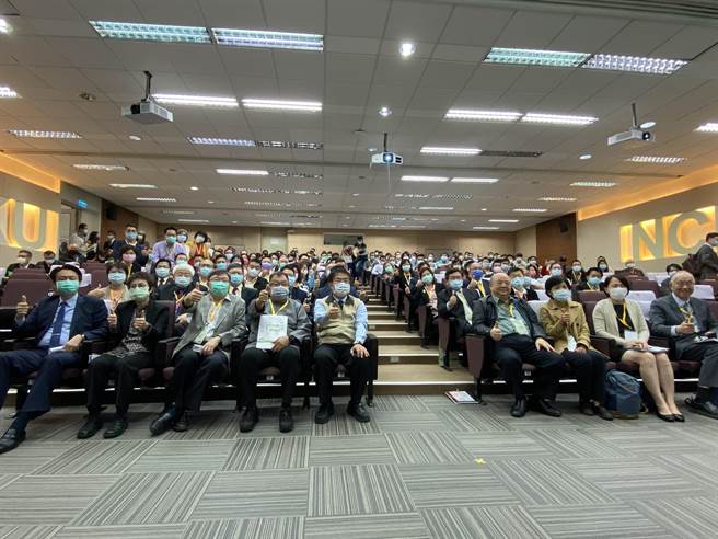 台南市長黃偉哲（前排左五）參加「台南綠色科技大投資論壇」。（台南市經發局提供／劉秀芬台南傳真）