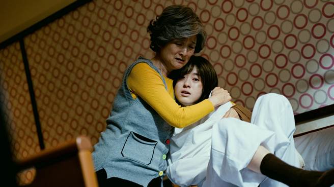 谭艾珍与邱偲琹饰演祖孙。（三立提供）