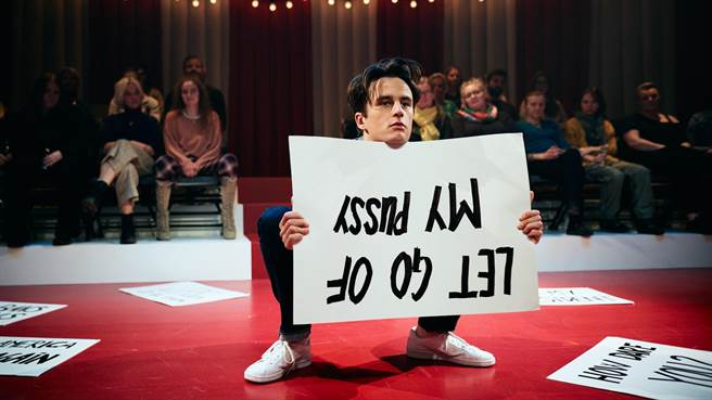 莎士比亚的妹妹们的剧团作品，搬演诺贝尔文学奖得主叶利尼克剧作《人民之王》，从美国总统川普的选举乱象，探讨民主之美与民主之恶。图为在丹麦演出版本。（莎士比亚的妹妹们的剧团提供）