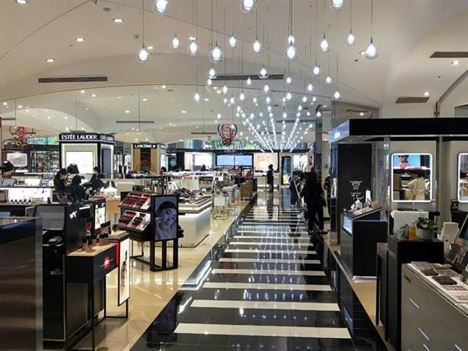 SOGO中壢店今年改裝5個樓層，1樓化妝品區呈現美式都會風格。（SOGO提供）