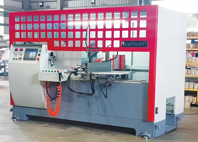 颠覆传统！冠盛机械全新开发成功的「八轴铝材切断机」，各种角度都能锯切，效率及品质再提升。图／王妙琴