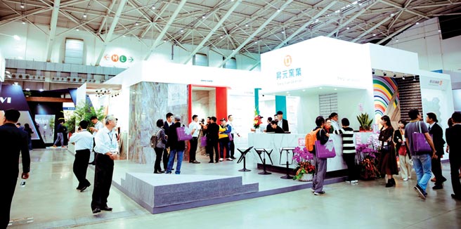 昇元窯業在展場推出令人驚豔的昇鈨磁磚；圖為去年展會民眾在場參觀盛況。圖／業者提供