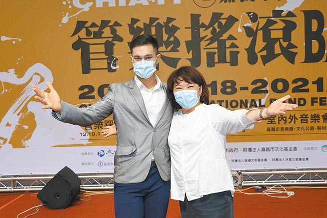 嘉義市長黃敏惠（右）與音樂劇歌手史博威歡迎大家來參加2020國際管樂節。（廖素慧攝）
