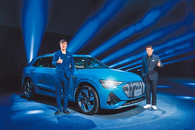 台灣福斯集團暨台灣奧迪總裁馬蒂亞斯謝珀斯（左）及台灣奧迪行銷處長石田英明，共同發表最新款純電休旅車Audi e-tron。（台灣奧迪提供）